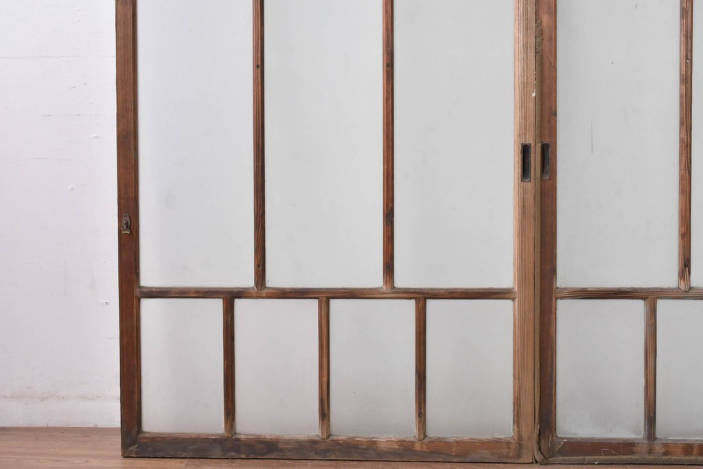 《ペイント仕上げ限定》　アンティーク建具　大正ロマン　格子デザインが趣深いガラス窓2枚セット　(R-085052)