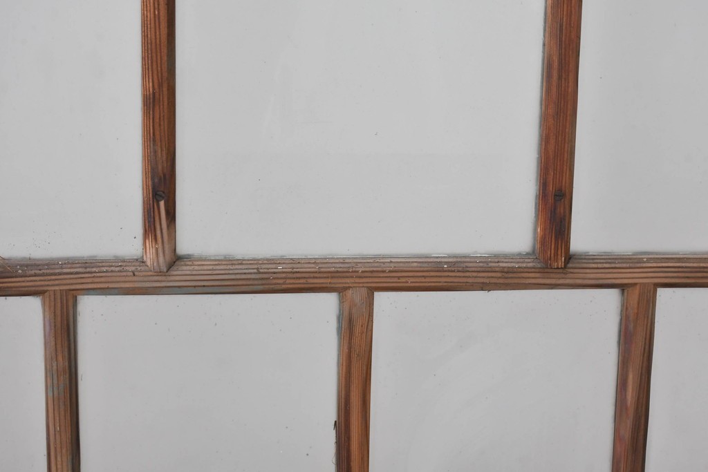 《ペイント仕上げ限定》　アンティーク建具　大正ロマン　格子デザインが趣深いガラス窓2枚セット　(R-085052)