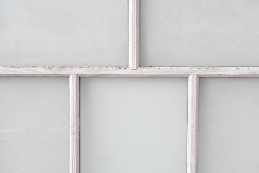 《ペイント仕上げ限定》　アンティーク建具　大正ロマン　格子デザインが趣深いガラス窓2枚セット　(R-085052)