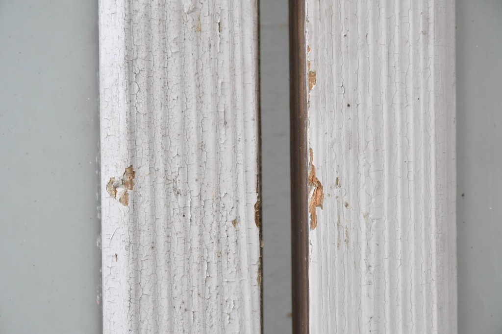 《ペイント仕上げ限定》　アンティーク建具　大正ロマン　格子デザインが趣深いガラス窓2枚セット　(R-085052)