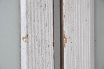 《ペイント仕上げ限定》　アンティーク建具　大正ロマン　格子デザインが趣深いガラス窓2枚セット　(R-085052)