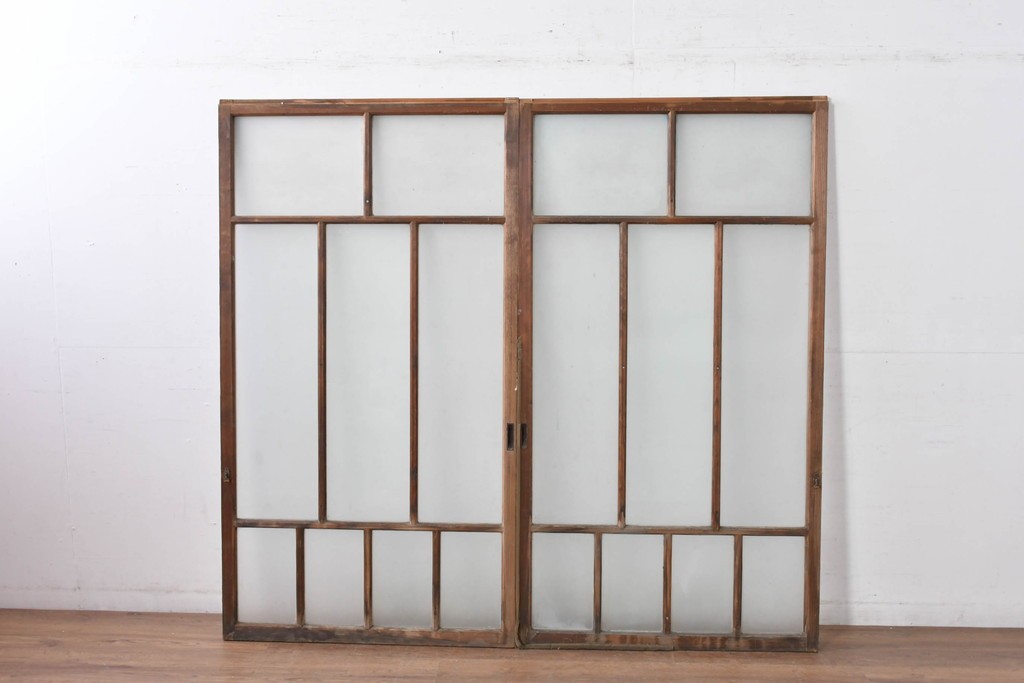 《ペイント仕上げ限定》　アンティーク建具　大正ロマン　格子デザインが趣深いガラス窓2枚セット　(R-085052)