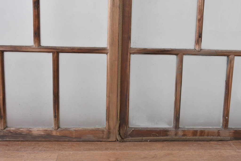 《ペイント仕上げ限定》　アンティーク建具　大正ロマン　格子デザインが趣深いガラス窓2枚セット　(R-085052)