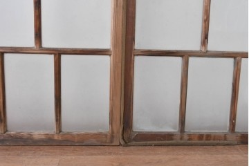 《ペイント仕上げ限定》　アンティーク建具　大正ロマン　格子デザインが趣深いガラス窓2枚セット　(R-085052)