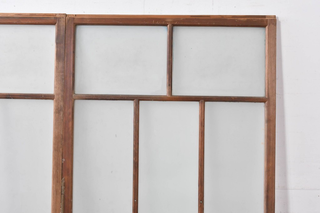 《ペイント仕上げ限定》　アンティーク建具　大正ロマン　格子デザインが趣深いガラス窓2枚セット　(R-085052)