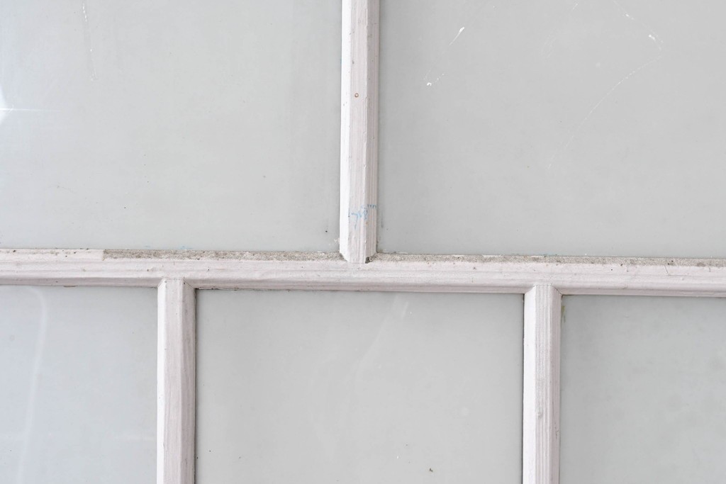 《ペイント仕上げ限定》　アンティーク建具　昭和初期　大正ロマン　格子デザインが趣深いガラス窓2枚セット　(R-085053)