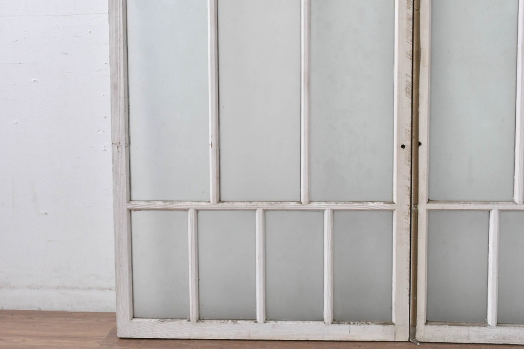 《ペイント仕上げ限定》　アンティーク建具　昭和初期　大正ロマン　格子デザインが趣深いガラス窓2枚セット　(R-085053)
