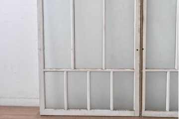 《ペイント仕上げ限定》　アンティーク建具　昭和初期　大正ロマン　格子デザインが趣深いガラス窓2枚セット　(R-085053)