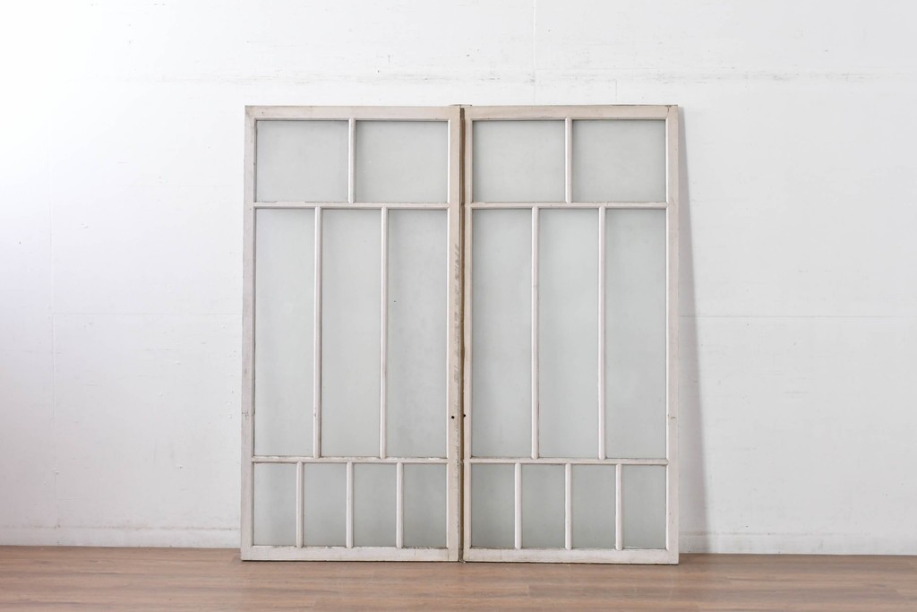 《ペイント仕上げ限定》　アンティーク建具　昭和初期　大正ロマン　格子デザインが趣深いガラス窓2枚セット　(R-085053)