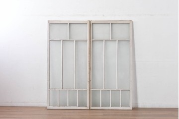 《ペイント仕上げ限定》　アンティーク建具　昭和初期　大正ロマン　格子デザインが趣深いガラス窓2枚セット　(R-085053)