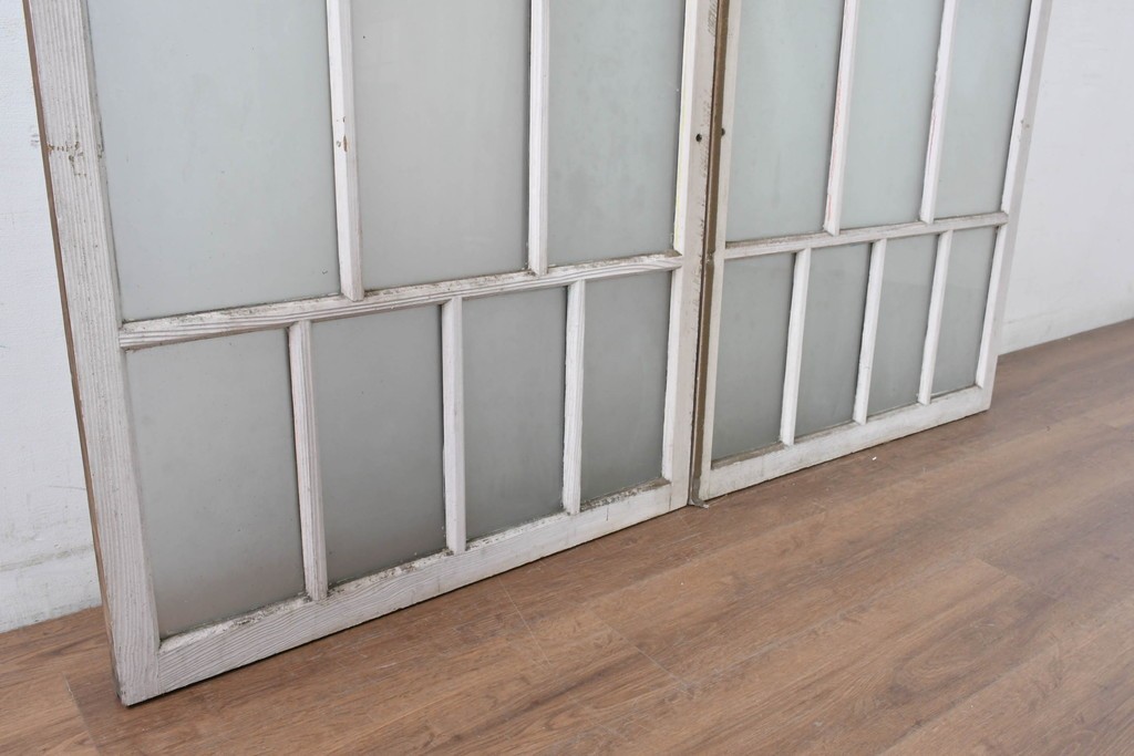 《ペイント仕上げ限定》　アンティーク建具　昭和初期　大正ロマン　格子デザインが趣深いガラス窓2枚セット　(R-085053)