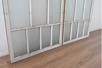 《ペイント仕上げ限定》　アンティーク建具　昭和初期　大正ロマン　格子デザインが趣深いガラス窓2枚セット　(R-085053)