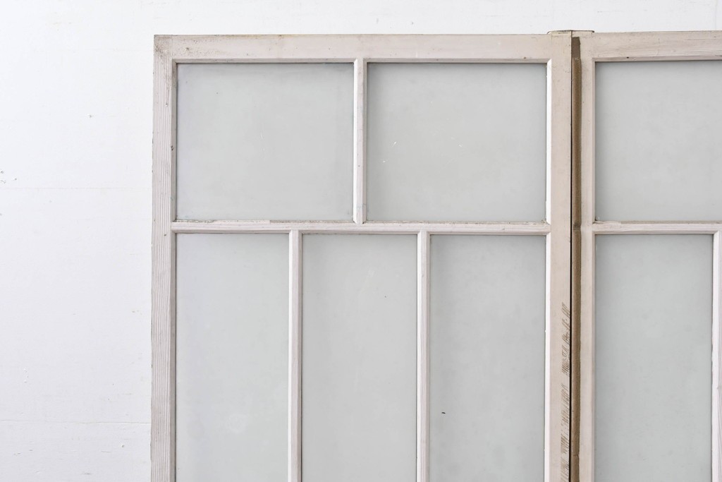 《ペイント仕上げ限定》　アンティーク建具　昭和初期　大正ロマン　格子デザインが趣深いガラス窓2枚セット　(R-085053)