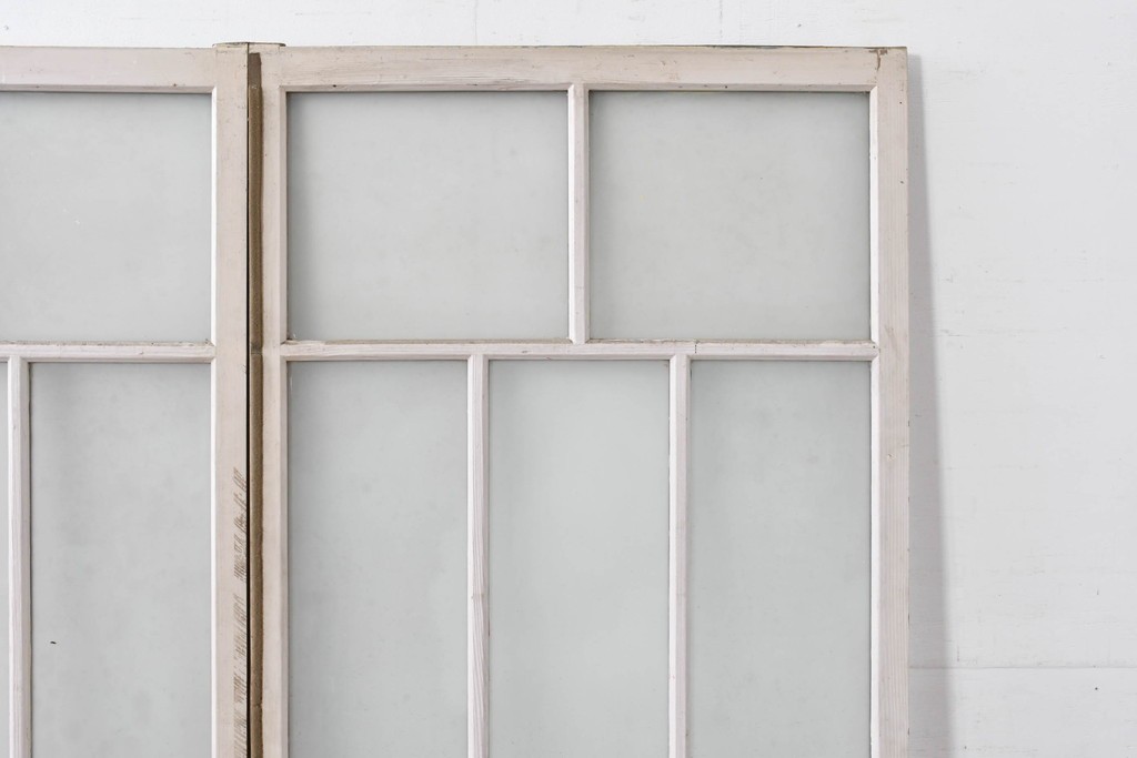 《ペイント仕上げ限定》　アンティーク建具　昭和初期　大正ロマン　格子デザインが趣深いガラス窓2枚セット　(R-085053)