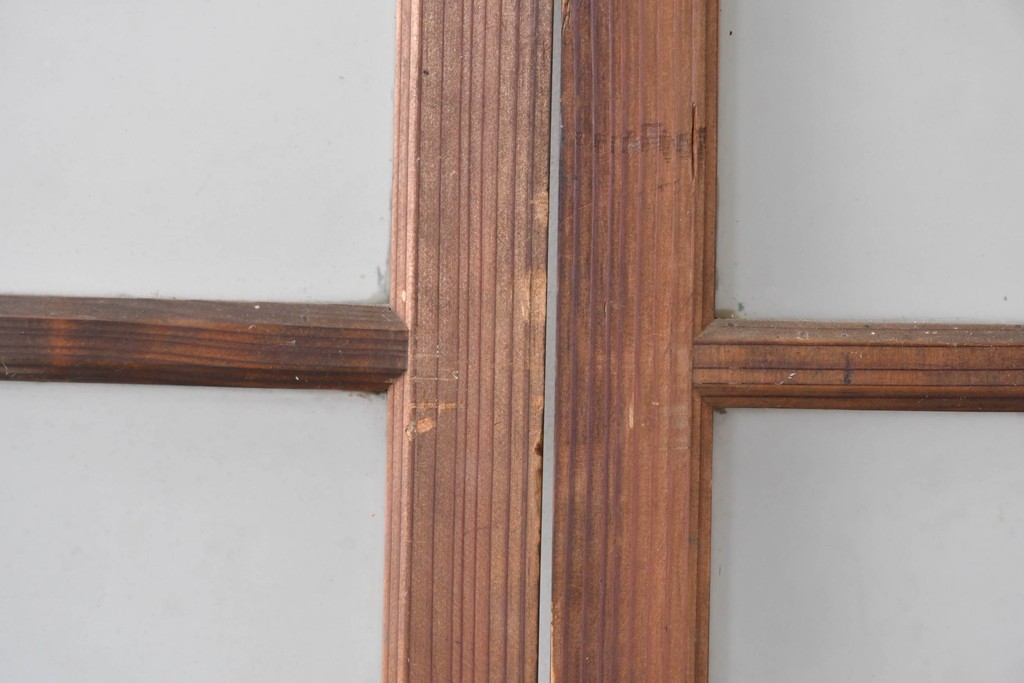 《ペイント仕上げ限定》　アンティーク建具　昭和初期　大正ロマン　格子デザインが趣深いガラス窓2枚セット　(R-085053)