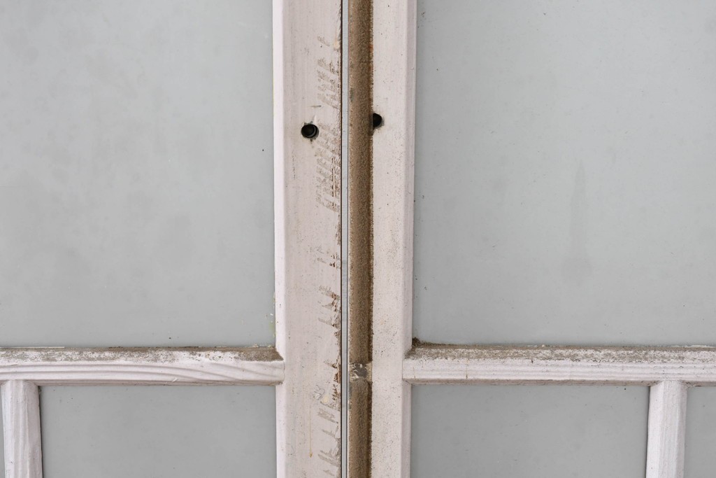 《ペイント仕上げ限定》　アンティーク建具　昭和初期　大正ロマン　格子デザインが趣深いガラス窓2枚セット　(R-085053)