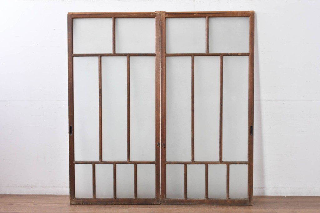 《ペイント仕上げ限定》　アンティーク建具　昭和初期　大正ロマン　格子デザインが趣深いガラス窓2枚セット　(R-085053)