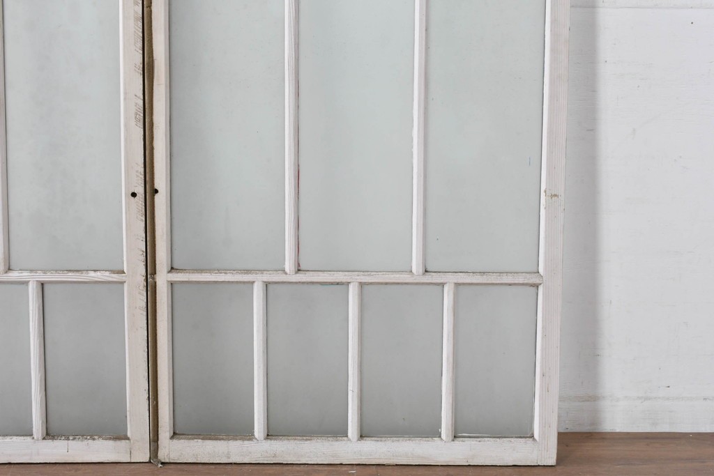 《ペイント仕上げ限定》　アンティーク建具　昭和初期　大正ロマン　格子デザインが趣深いガラス窓2枚セット　(R-085053)