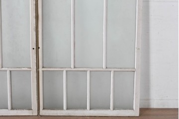 《ペイント仕上げ限定》　アンティーク建具　昭和初期　大正ロマン　格子デザインが趣深いガラス窓2枚セット　(R-085053)