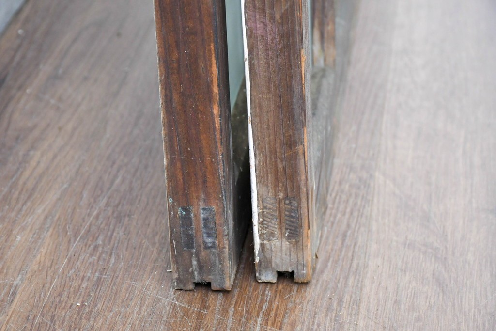 《ペイント仕上げ限定》　アンティーク建具　昭和初期　大正ロマン　格子デザインが趣深いガラス窓2枚セット　(R-085053)