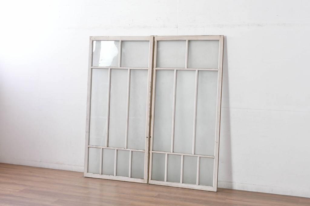 《ペイント仕上げ限定》　アンティーク建具　昭和初期　大正ロマン　格子デザインが趣深いガラス窓2枚セット　(R-085053)