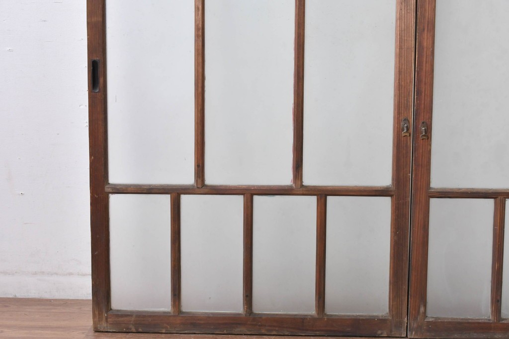 《ペイント仕上げ限定》　アンティーク建具　昭和初期　大正ロマン　格子デザインが趣深いガラス窓2枚セット　(R-085053)