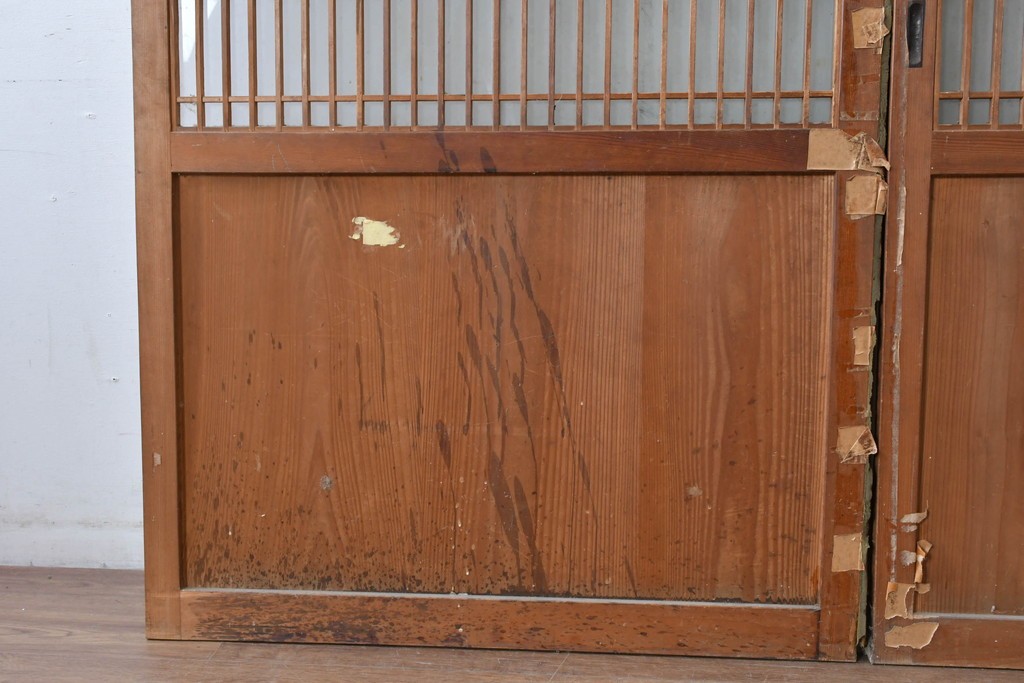 アンティーク建具　昭和初期～中期　縦格子が美しく映えるガラス帯戸2枚セット　(R-085054)