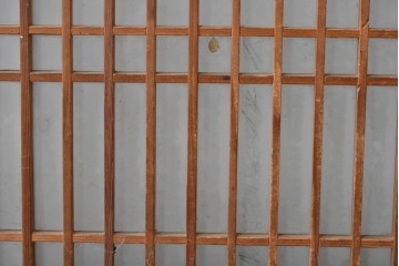 アンティーク建具　昭和初期～中期　縦格子が美しく映えるガラス帯戸2枚セット　(R-085054)