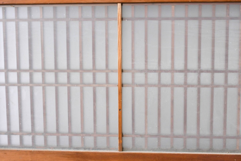 アンティーク建具　昭和初期～中期　縦格子が美しく映えるガラス帯戸2枚セット　(R-085054)