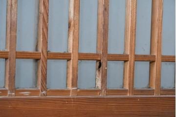 アンティーク建具　昭和初期～中期　縦格子が美しく映えるガラス帯戸2枚セット　(R-085054)