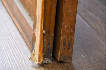 アンティーク建具　昭和初期～中期　縦格子が美しく映えるガラス帯戸2枚セット　(R-085054)