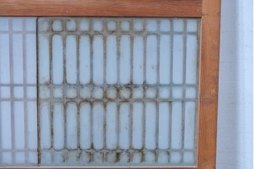 アンティーク建具　素朴な味わいの格子入りガラスの帯戸1枚　(R-085055)