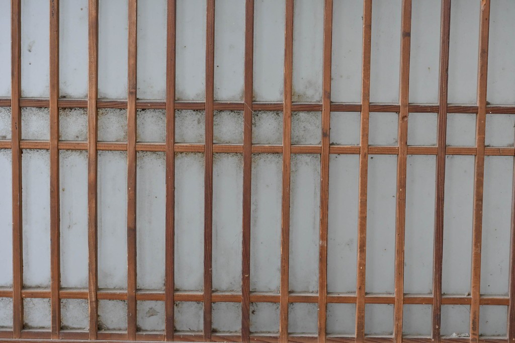 アンティーク建具　素朴な味わいの格子入りガラスの帯戸1枚　(R-085055)