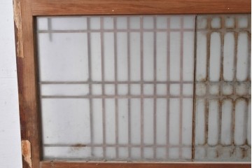 アンティーク建具　素朴な味わいの格子入りガラスの帯戸1枚　(R-085055)