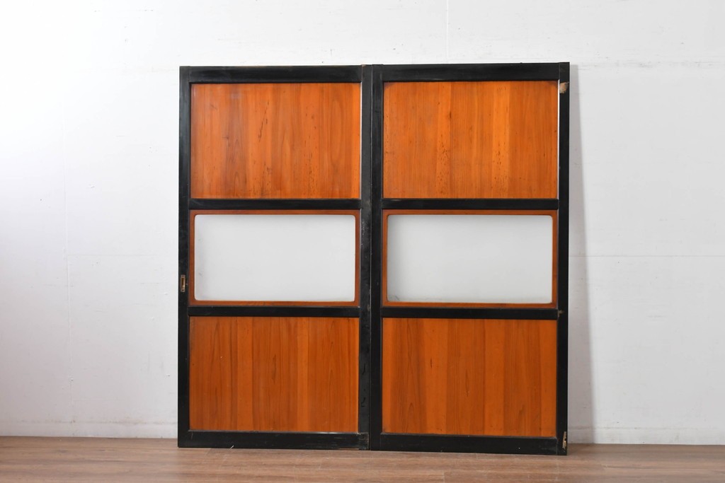 アンティーク建具　昭和初期～中期　板戸とガラス帯を組み合わせたガラス帯戸2枚セット　(R-085057)