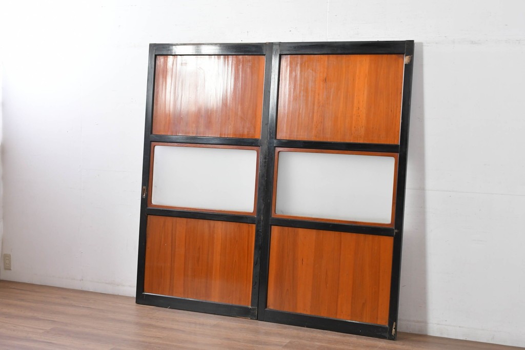 アンティーク建具　昭和初期～中期　板戸とガラス帯を組み合わせたガラス帯戸2枚セット　(R-085057)