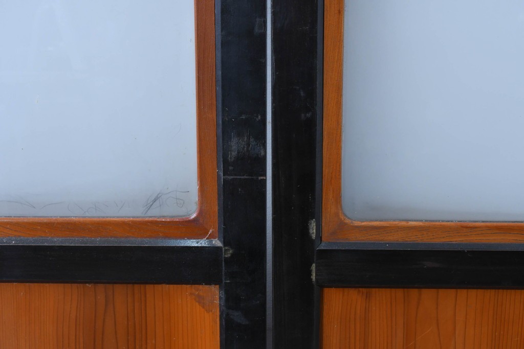 アンティーク建具　昭和初期～中期　板戸とガラス帯を組み合わせたガラス帯戸2枚セット　(R-085057)