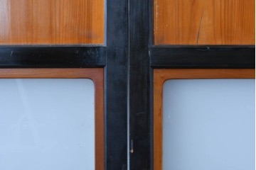 アンティーク建具　昭和初期～中期　板戸とガラス帯を組み合わせたガラス帯戸2枚セット　(R-085057)