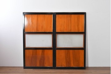 アンティーク建具　昭和初期～中期　黒枠と木目の対比が美しいガラス帯戸2枚セット　(R-085058)