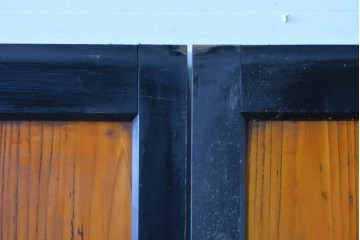 アンティーク建具　昭和初期～中期　黒枠と木目の対比が美しいガラス帯戸2枚セット　(R-085058)