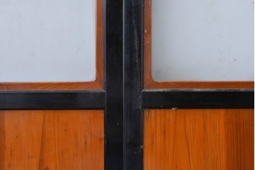 アンティーク建具　昭和初期～中期　黒枠と木目の対比が美しいガラス帯戸2枚セット　(R-085058)