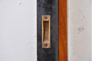 アンティーク建具　昭和初期～中期　黒枠と木目の対比が美しいガラス帯戸1枚　(R-085059)