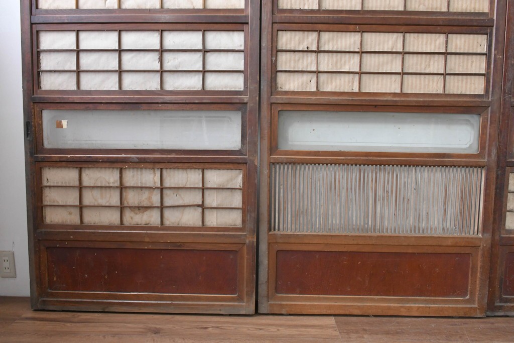 アンティーク建具　昭和初期　細やかな縦桟の裏障子付き格子戸4枚セット　(R-085062)