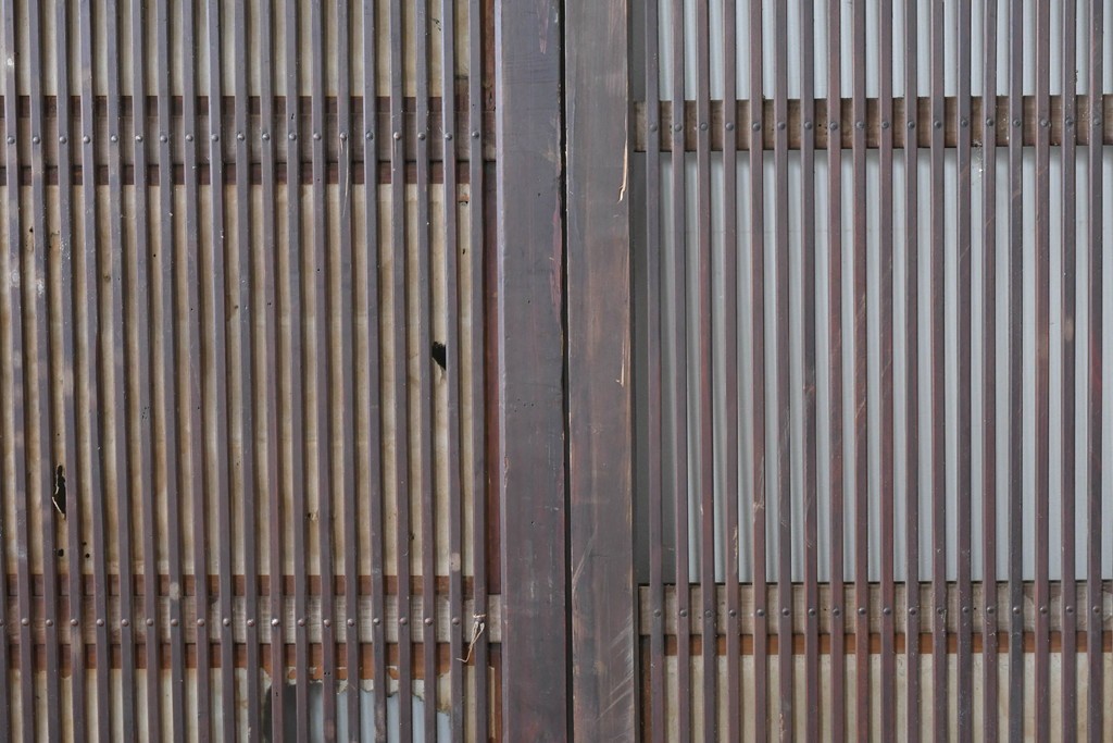 アンティーク建具　昭和初期　細やかな縦桟の裏障子付き格子戸4枚セット　(R-085062)