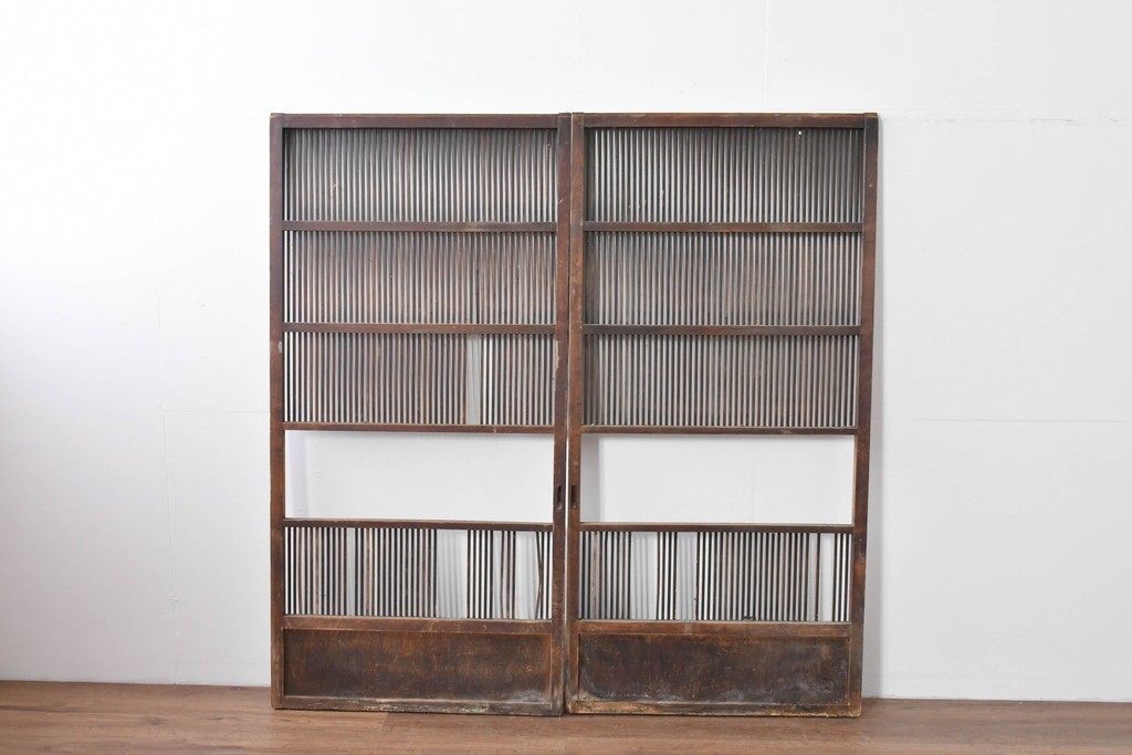 アンティーク建具　大正期　縦桟の意匠が味わい深い格子戸2枚セット　(R-085063)