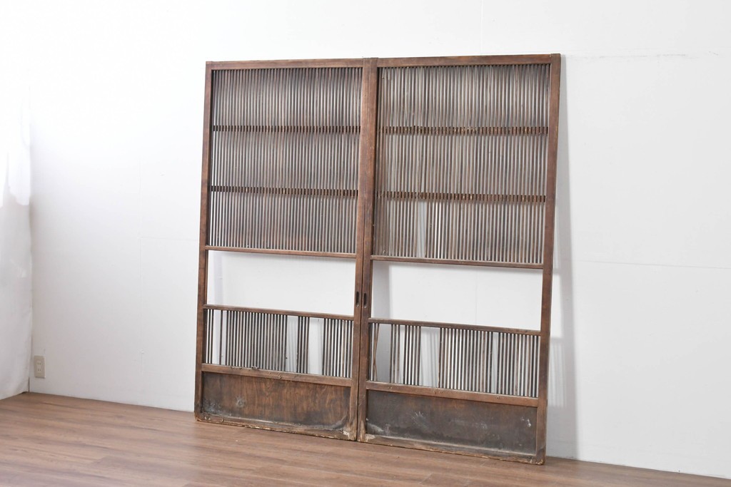 アンティーク建具　大正期　縦桟の意匠が味わい深い格子戸2枚セット　(R-085063)