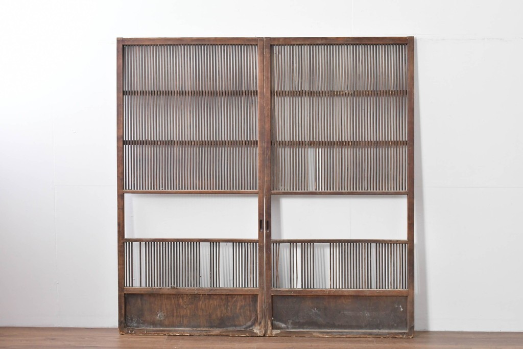 アンティーク建具　大正期　縦桟の意匠が味わい深い格子戸2枚セット　(R-085063)