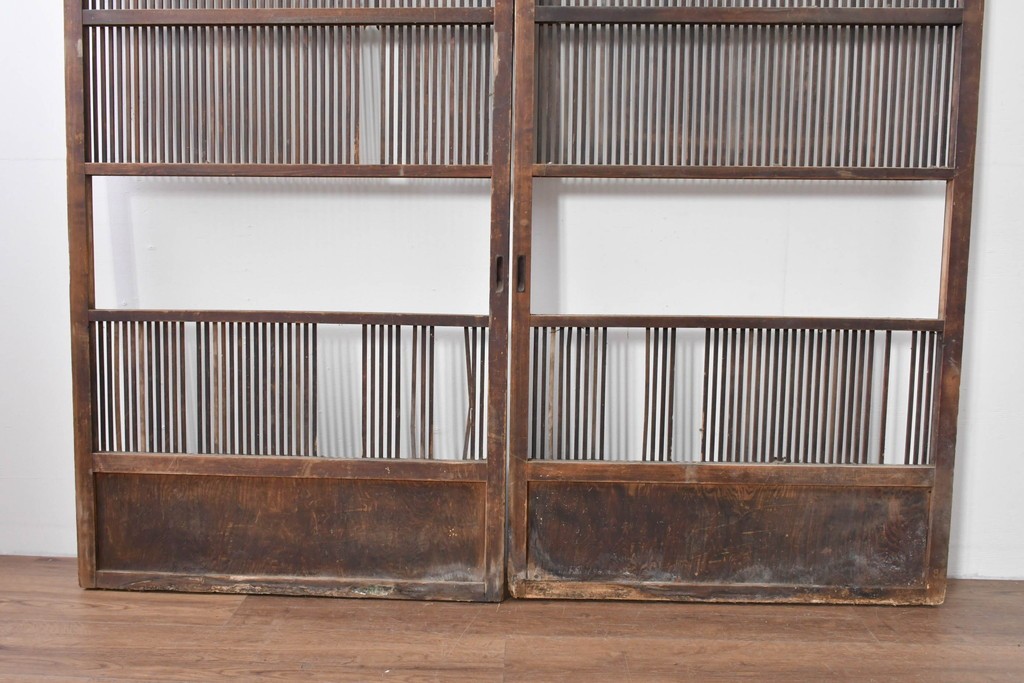 アンティーク建具　大正期　縦桟の意匠が味わい深い格子戸2枚セット　(R-085063)