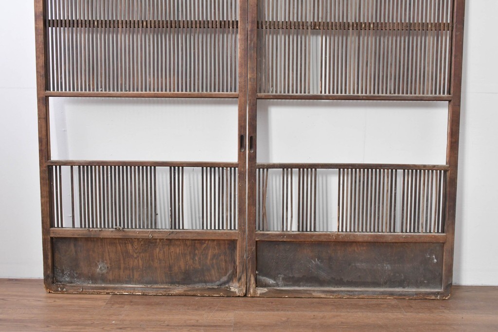 アンティーク建具　大正期　縦桟の意匠が味わい深い格子戸2枚セット　(R-085063)