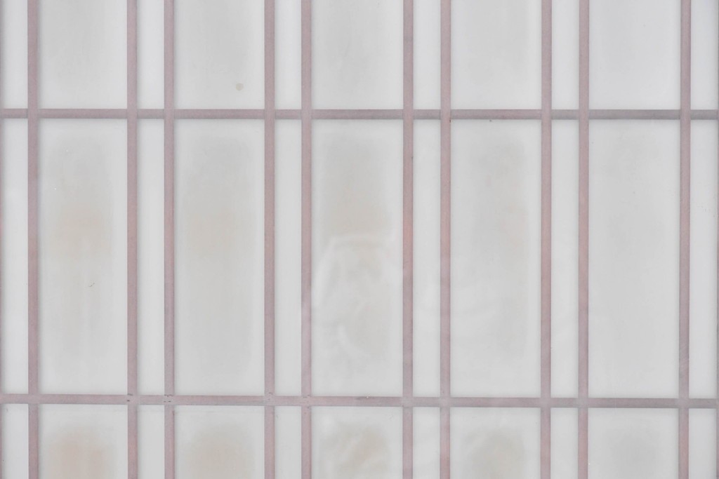 ヴィンテージ建具　昭和後期　温かみのある木色の格子入りガラス開き窓1枚　(R-085069)